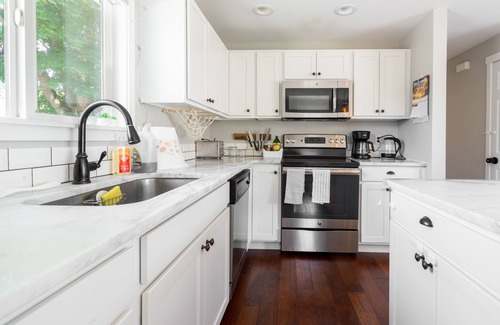 Picnic Point-North Lynnwood House | NEW LISTING! Edmonds Escape | Modern Home & Appliances by RedAwning