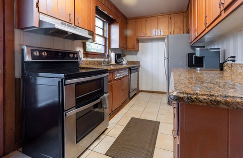 Snellville House | New Listing! Lake Views - Rustic Cabin Experience in Snellville - Community Pool and Lake Access