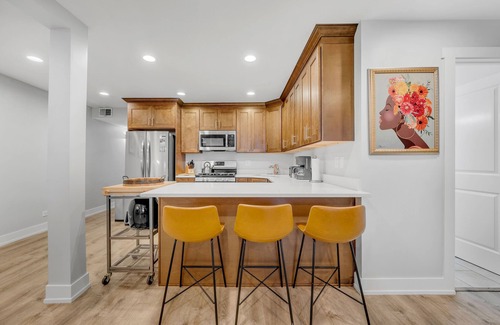 Near West Side Condo | NEW LISTING! Modern Design 2bd Garden Condo Near United Center by AllSet Turnover