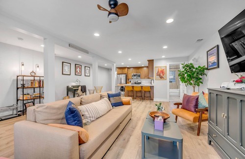Near West Side Condo | NEW LISTING! Modern Design 2bd Garden Condo Near United Center by AllSet Turnover