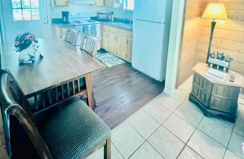 Kimberlin Heights Cabin | NEW LISTING!Mountain Cabin on 3acres w/HOT TUB CLOSE TO SEVIERVILLE PIGEON FORGE