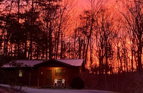 Kimberlin Heights Cabin | NEW LISTING!Mountain Cabin on 3acres w/HOT TUB CLOSE TO SEVIERVILLE PIGEON FORGE