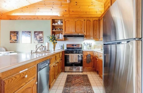 Oakhurst House | New listing, Mountain Views/King bed, Hot Tub.