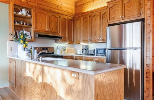 Oakhurst House | New listing, Mountain Views/King bed, Hot Tub.