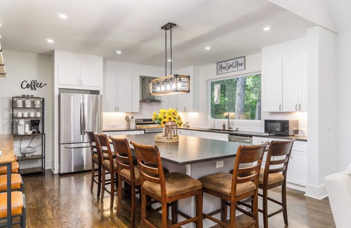 Dahlonega House | New Listing! Porchside Retreat - 9 minutes from Dahlonega - Dog Friendly