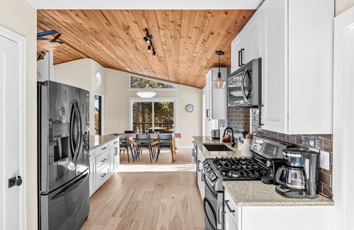 Bailey House | - New Listing-Private Hot Tub-Modern Mountain Escape