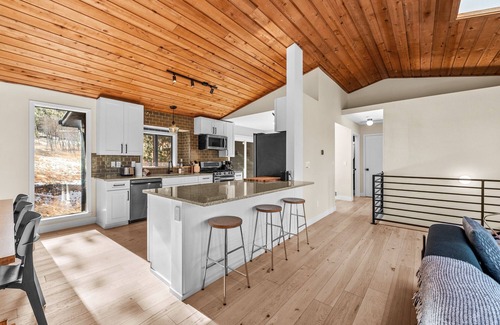 Bailey House | - New Listing-Private Hot Tub-Modern Mountain Escape