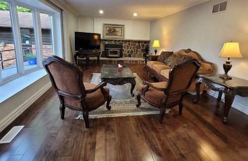 Caledon House | *NEW LISTING* Rustic Charm Meets Modern Comfort: Your Hideaway in Caledon East