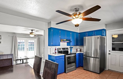 South Side House | NEW LISTING! Safe Convenient Hidden Gems 3BRs - Sleep 6 by RedAwning