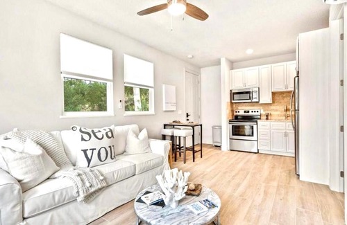 Gillespie Park Apartment | NEW LISTING Sarasota Pet-friendly 1 Bedroom Apartment
