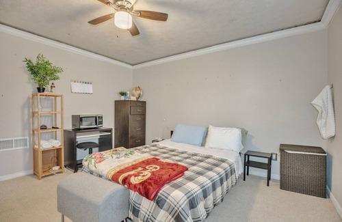 Jefferson Manor House | NEW LISTING! SFH,Privacy,InLaw Suite,Parking,Metro,WiFi,Kitchen by RedAwning