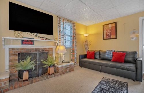 Jefferson Manor House | NEW LISTING! SFH,Privacy,InLaw Suite,Parking,Metro,WiFi,Kitchen by RedAwning