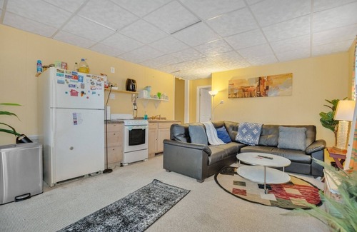 Jefferson Manor House | NEW LISTING! SFH,Privacy,InLaw Suite,Parking,Metro,WiFi,Kitchen by RedAwning