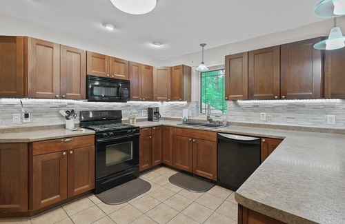 Mosinee Apartment | New Listing! Spacious home with wooded back yard!