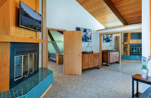 Lakeside House | *New Listing* Spacious Lakefront Chalet W/ Dock, Gas Grill, Pet Friendly, boat access only