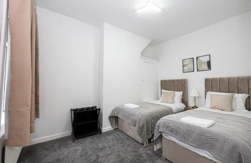 Levenshulme House | New listing - Stunning 3 Bedroom Levenshulme Home Sleeps 7