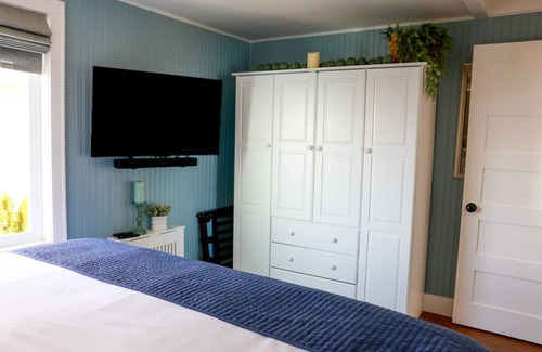 Bow Cottage | New listing! Stunning Samish Island Retreat; “The Cannery Cottage”