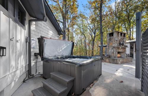 Dahlonega House | New Listing! Three Chimney Lodge - 4 Bed, Hot Tub