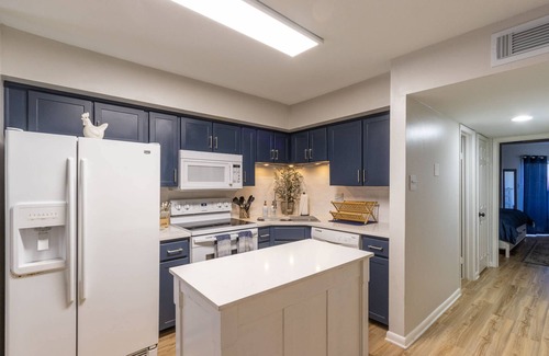 Clear Lake Shores Condo | NEW Listing| Bring Your Boat |Dock w/water & power| 5 min to Kemah Boardwalk |Near NASA |Pool |Games