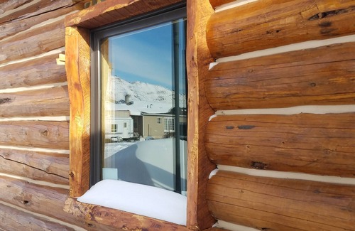 Gardiner Cabin | New log cabin, steps away from Yellowstone