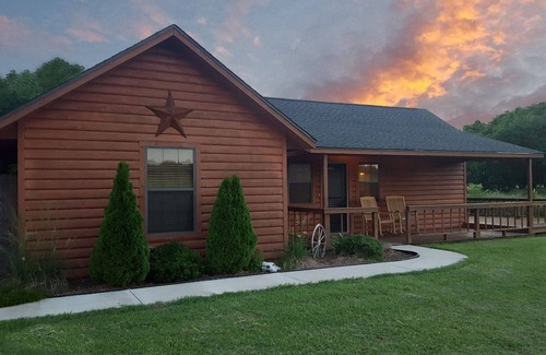 Sulphur House | New log cabin with hot tub - perfect for up to 5 guests.