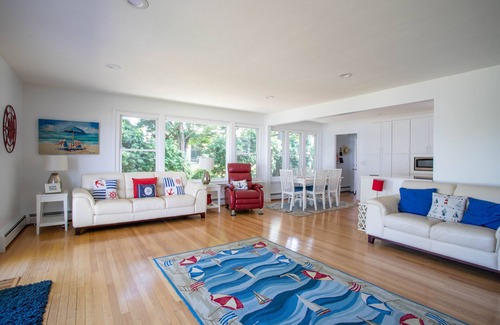 New London House | New London Beach Home w/PRIVATE BEACH