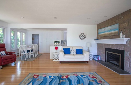 New London House | New London Beach Home w/PRIVATE BEACH