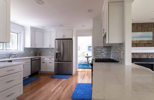 New London House | New London Beach Home w/PRIVATE BEACH