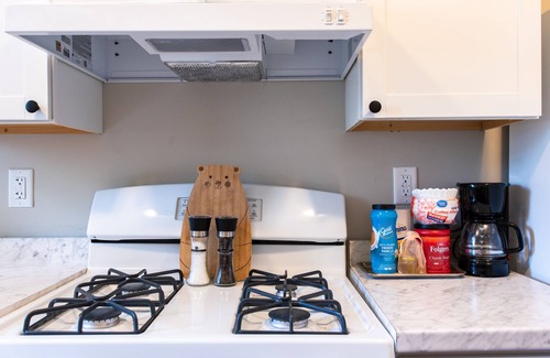 Germantown Apartment | NEW ⭐️ Louisville Dream Oasis 2 bed +W/D+Mesh WiFi in FUN Logan Street Market