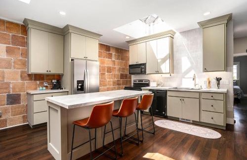Grand Haven Apartment | NEW Love Mi Getaway Loft with Deck on Washington Ave 110