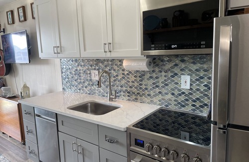 Ocean City Condo | New Lower Rates! Linens and parking included. Short walk to Beach and Boards!
