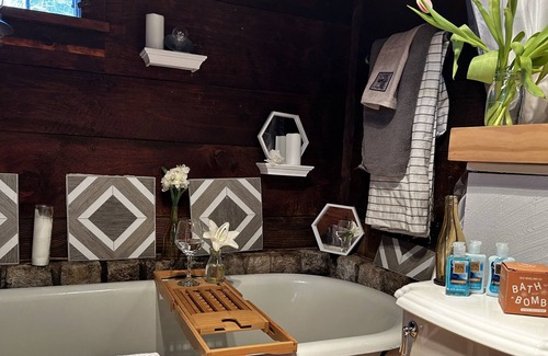 Hingham House | New- Lux Barn Retreat! Private, and beautiful escape.