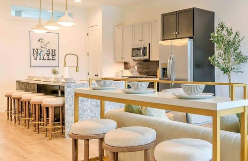 Katie Hill Neighborhood House | New Lux Home 14 Beds Hot Tub & Game Room!