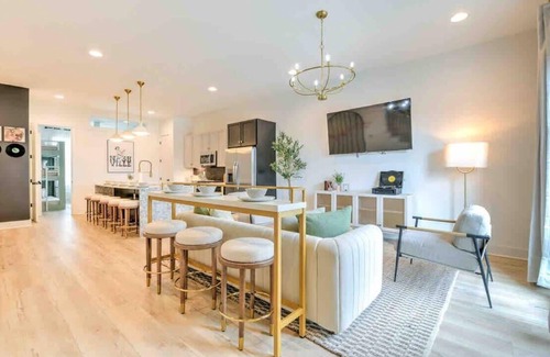 Katie Hill Neighborhood House | New Lux Home 14 Beds Hot Tub & Game Room!