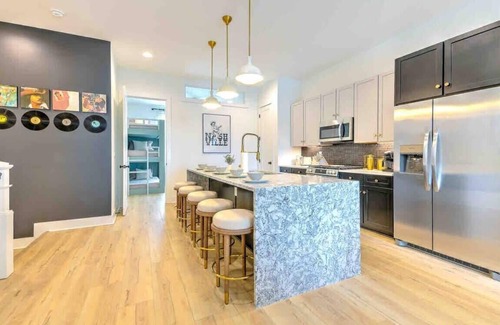 Katie Hill Neighborhood House | New Lux Home 14 Beds Hot Tub & Game Room!