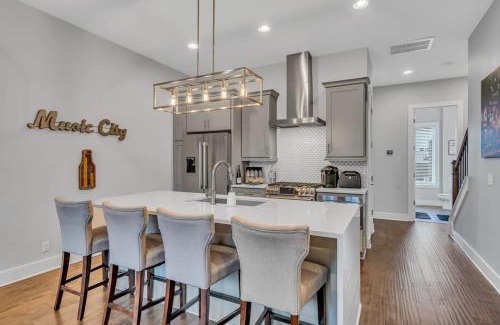 Nashville House | NEW Luxe 4BR 12 Beds - RoofDeck Views - Chefs Kitchen