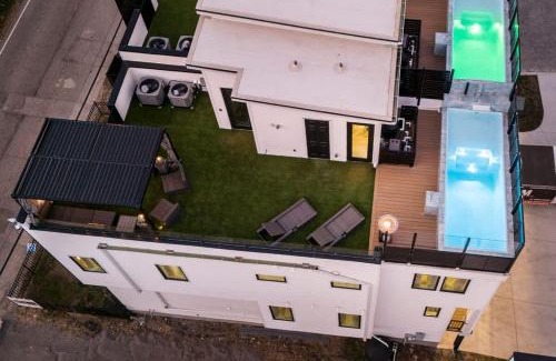 Katie Hill Neighborhood House | NEW Luxe Skyline Views - 20' Heated Rooftop Pool
