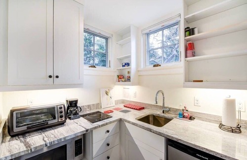 Cleveland Park Apartment | New Luxe Studio Cleveland Park near Zoo