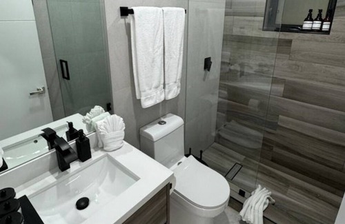 Douglas Villa | NEW Luxe Villa w/Pool, Billiards, Ping Pong & More