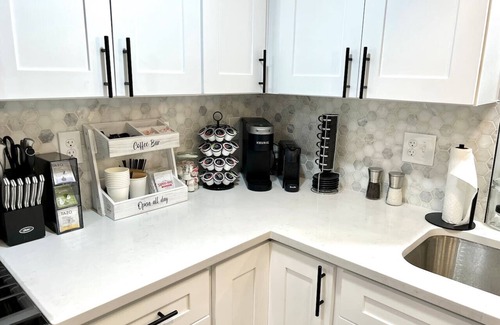 Communipaw House | New luxurious 3 BR 2.5BA Duplex W/Backyard