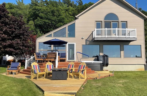 Mears House | New! Luxurious 5-bedroom home on Lake Michigan w/hot tub and lake access—Mears