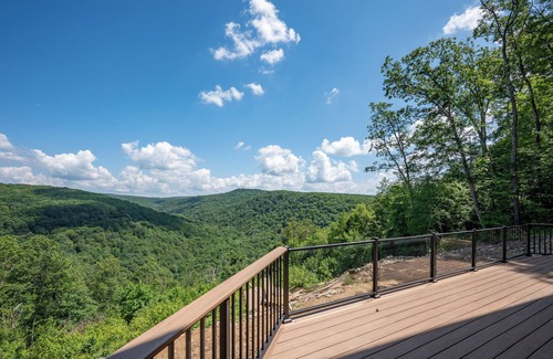 Friendsville House | New! Luxurious Mountain Getaway w/Hot Tub