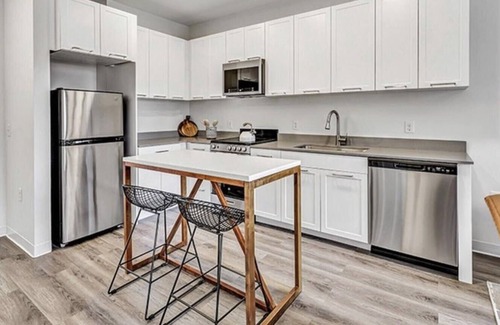 Mill River Apartment | NEW Luxury 1bd apt w/all the amenities @ Yale, Wooster Sq, DT New Haven. Pets ok