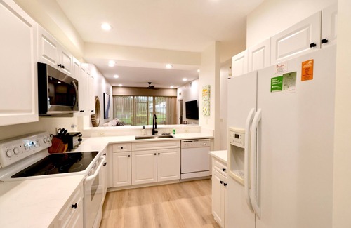Naples Condo | NEW Luxury 2 BR plus den in Greenlinks Condo totally remodeled!