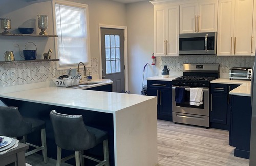 Forest Hill House | New Luxury 3 Bedroom Private House & Backyard