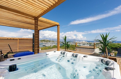Antibes City Centre Apartment | New Luxury 3BR Full seaview rooftop jaccuzi, AC/6