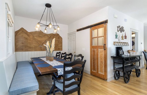 Old Fort Cabin | New Luxury 4 bedroom Mountain View Home w/hot tub!