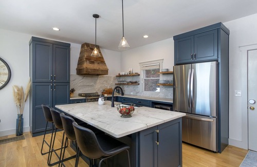 Old Fort Cabin | New Luxury 4 bedroom Mountain View Home w/hot tub!