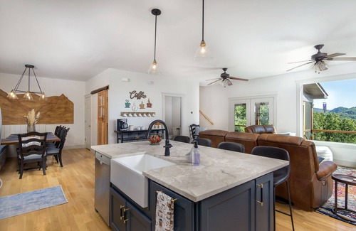 Old Fort Cabin | New Luxury 4 bedroom Mountain View Home w/hot tub!