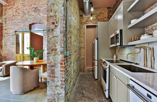 Frankfort House | New luxury apartment in downtown Frankfort next to Distilleries. Near everything